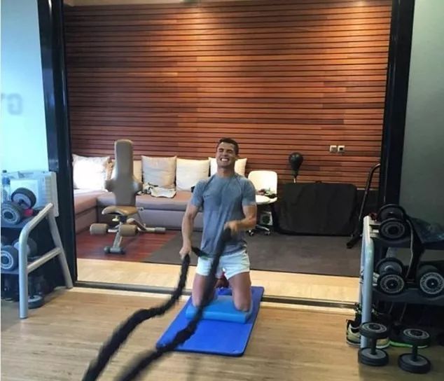 c罗18岁年轻身体与现在对比照片,c罗训练结束社媒晒照秀肌肉