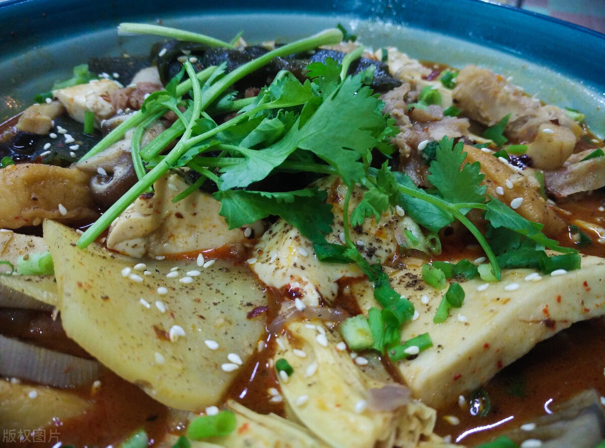 小伙卖麻辣烫600元,河南小伙通过自媒体卖面赚了900万