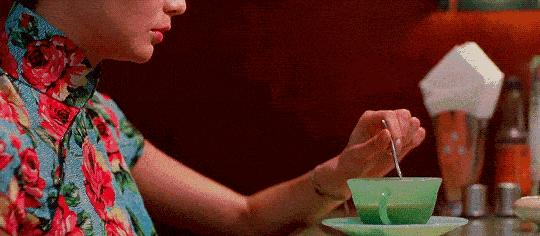 她是那个最会拍女人电影的王家卫的最新的王氏女郎