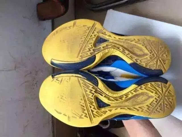 双脚外侧鞋底磨损严重,双脚鞋底磨损程度不同