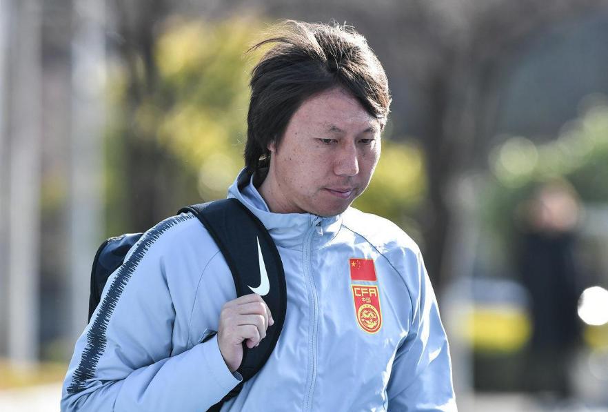 又闹笑话了！中超豪门手机办公，一条短信就炒掉球队教练！