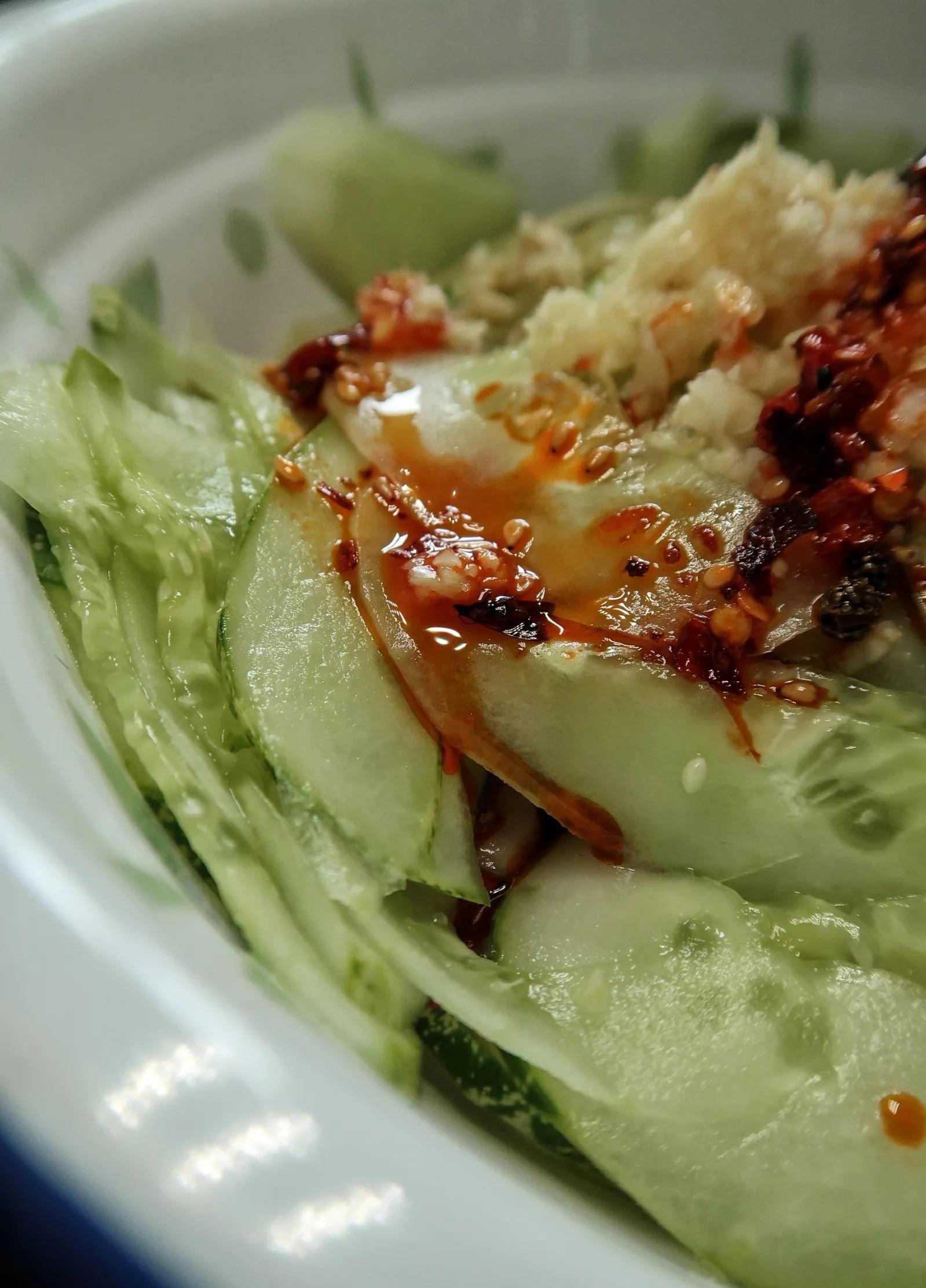 黄辣丁拿盐巴和料酒腌渍搓洗,它胡子刺很利,要格外小心。