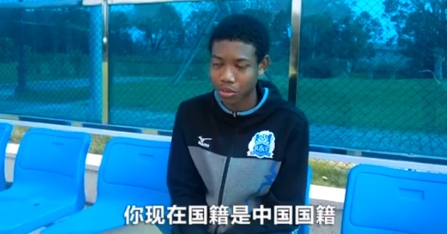 父亲非洲人,9岁混血男孩想为中国足球做贡献,媒体人:有梦想