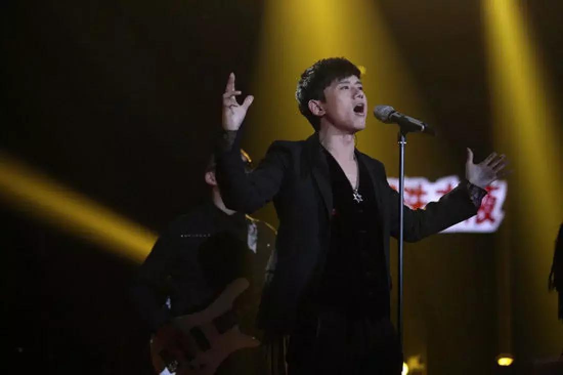 唱歌如何打开喉咙做到不挤嗓,唱歌喉咙发声怎么练习