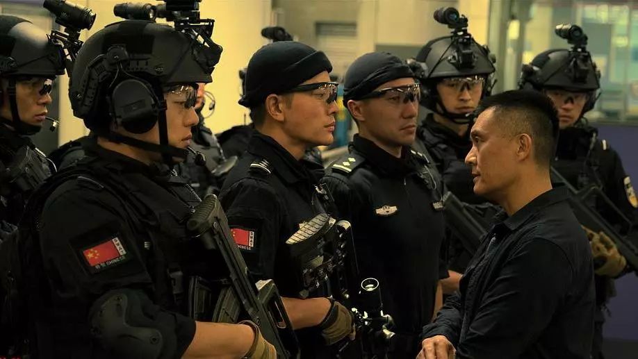 特警秀肌肉训练教学,特警上台表演自己的肌肉