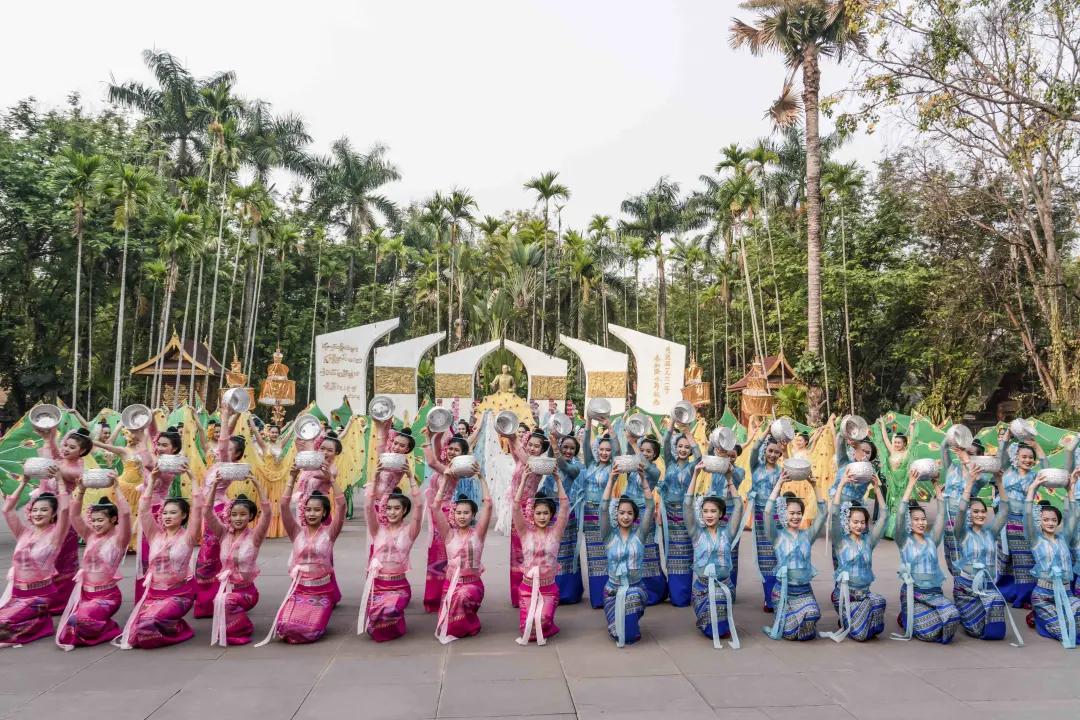 难忘的泼水节一年一度,一年一度的泼水节开始狂欢