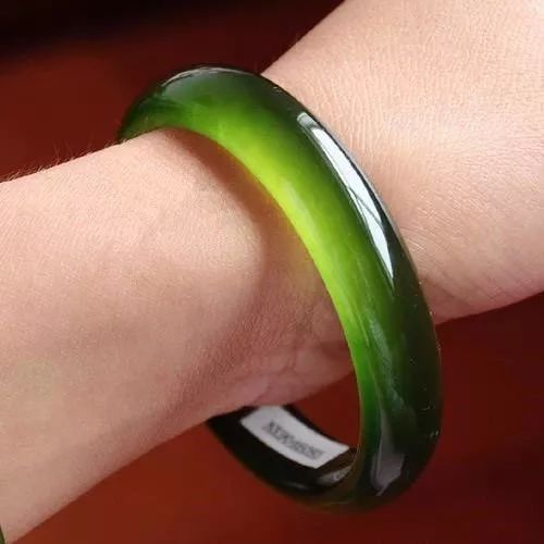 好品质的岫玉和差品质翡翠哪个好,岫玉与翡翠的鉴别方法有哪些呢