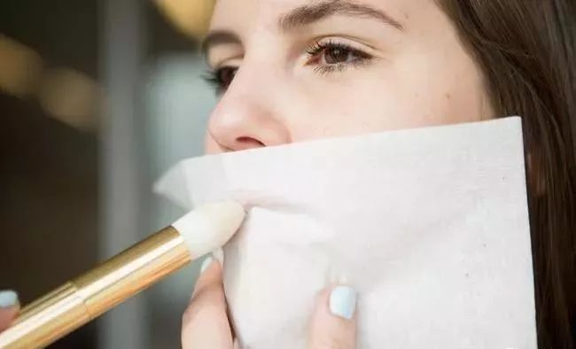 每天涂口红嘴唇有什么变化,每天抹口红的女人不一样