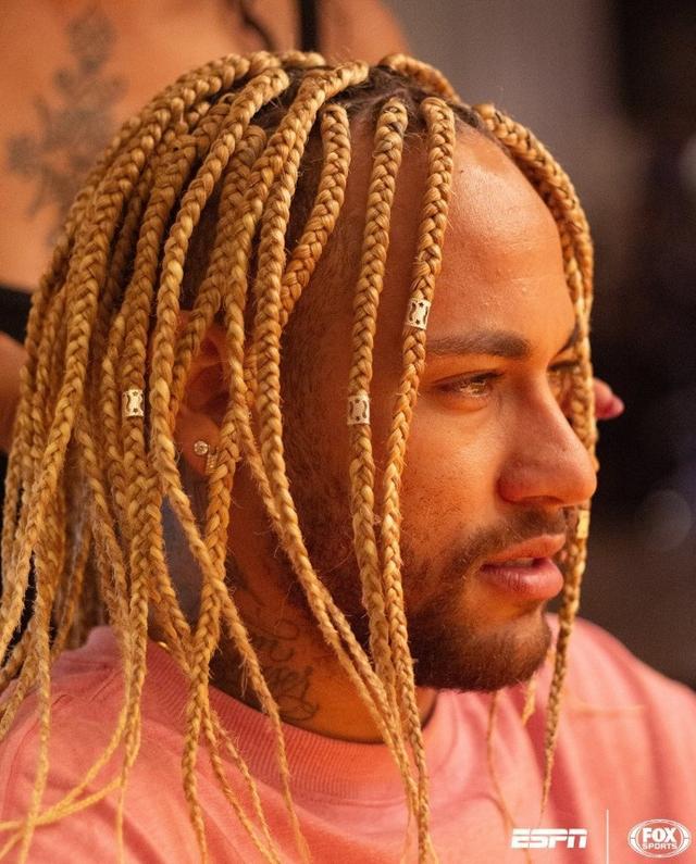 潮男内马尔头顶雷人发型合影抗疫人员,这头上顶坨啥?拖把吗?