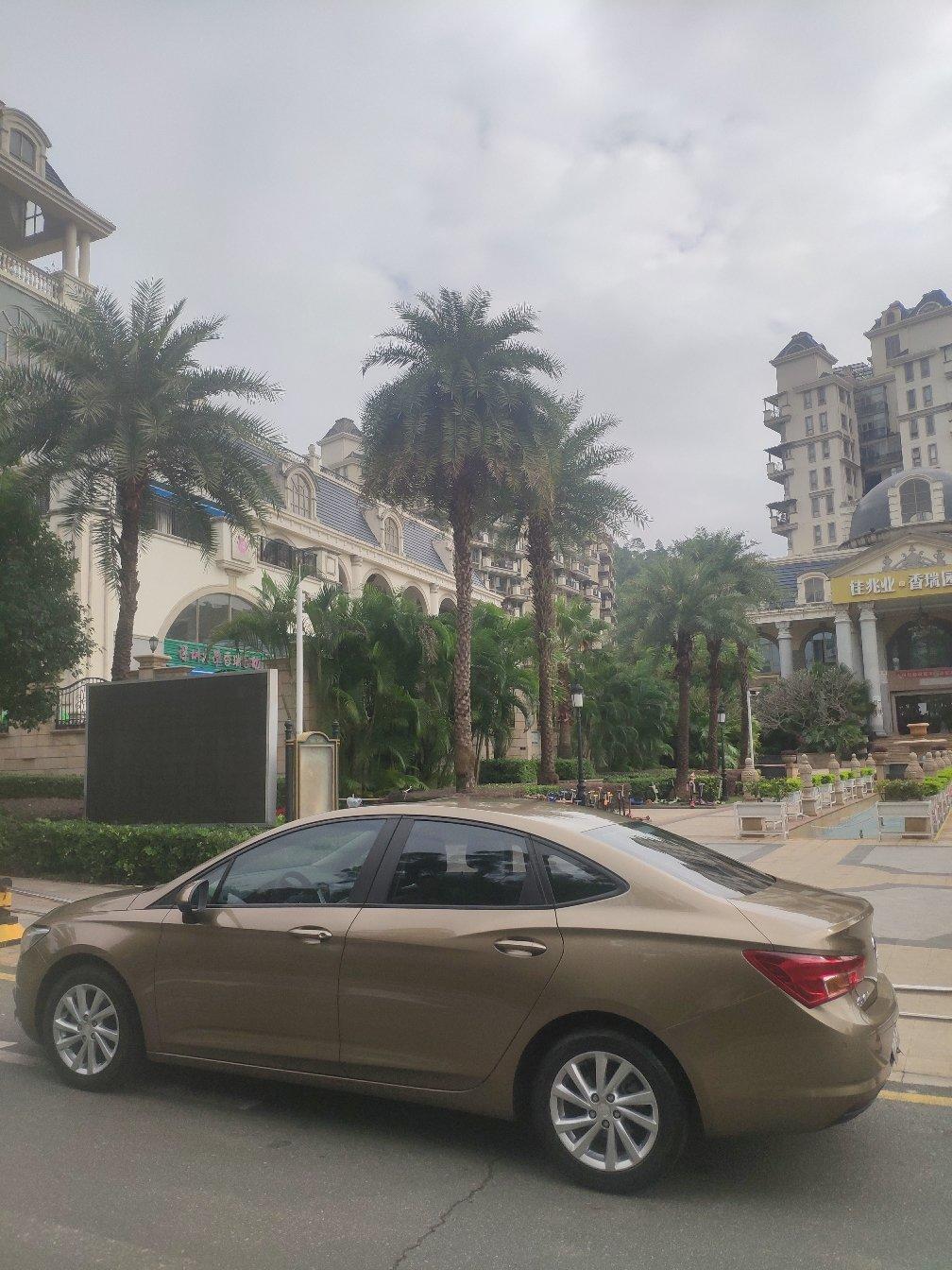 白色的家用车,白色的车价格高一点