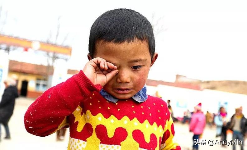 挖10万元1斤的虫草,却买不起一个玩具|高原孩子的残酷童年