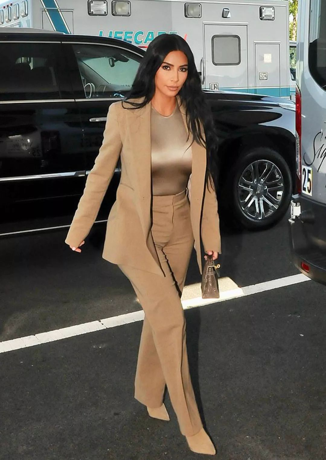 卡戴珊胯部为什么宽,卡戴珊胯宽吗