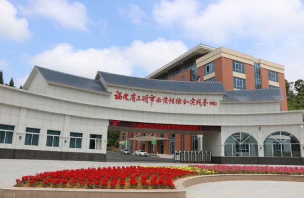 以奋进之笔书写精彩人生,以奋进之笔谱写荆楚发展新章