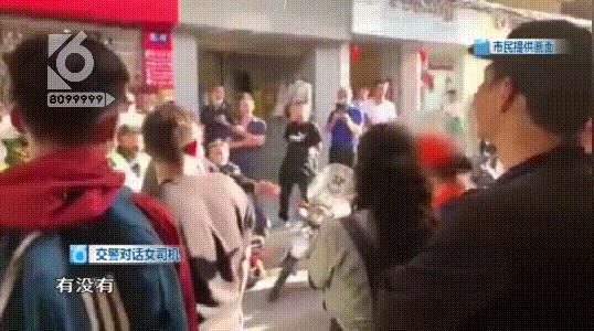 堵瘫这条街一个多小时！女“路霸”车停路中间玩手机，交警敲窗喊话都不好使