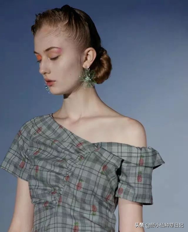 柳岩露出香肩,柳岩露锁骨