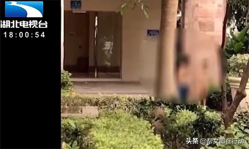 男孩被家长拿棍子抽打,8岁男孩被爸爸在阳台抽打