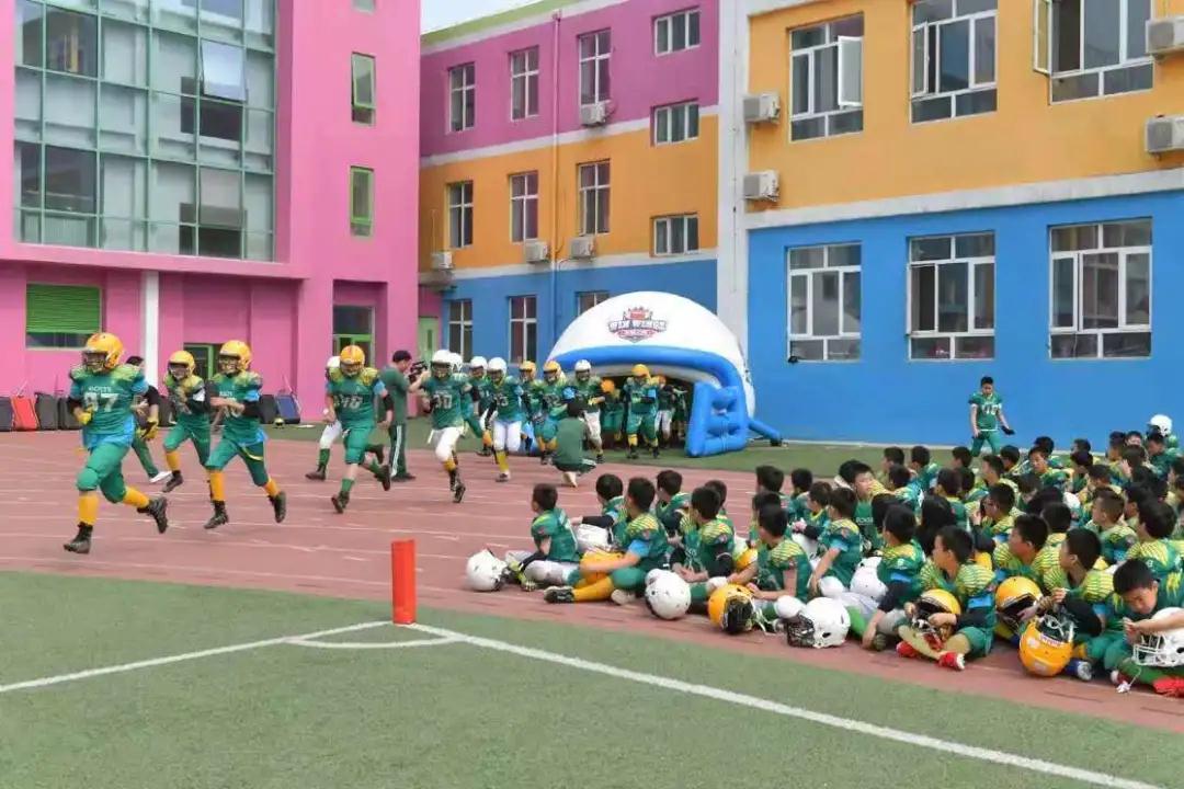 一共有207人参加体操表演,一百多人体育节开场