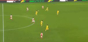 伊布上演经典背刺足球的魅力,伊布最经典过人