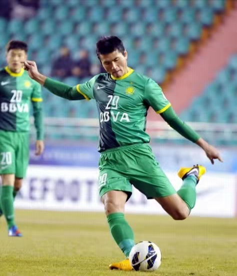 圆月弯刀任意球,足坛十大绝杀贴地斩