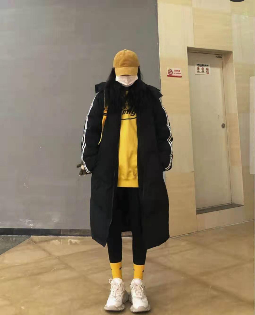 长款羽绒服搭配鲨鱼裤好看吗,香槟色羽绒服搭配灰色鲨鱼裤