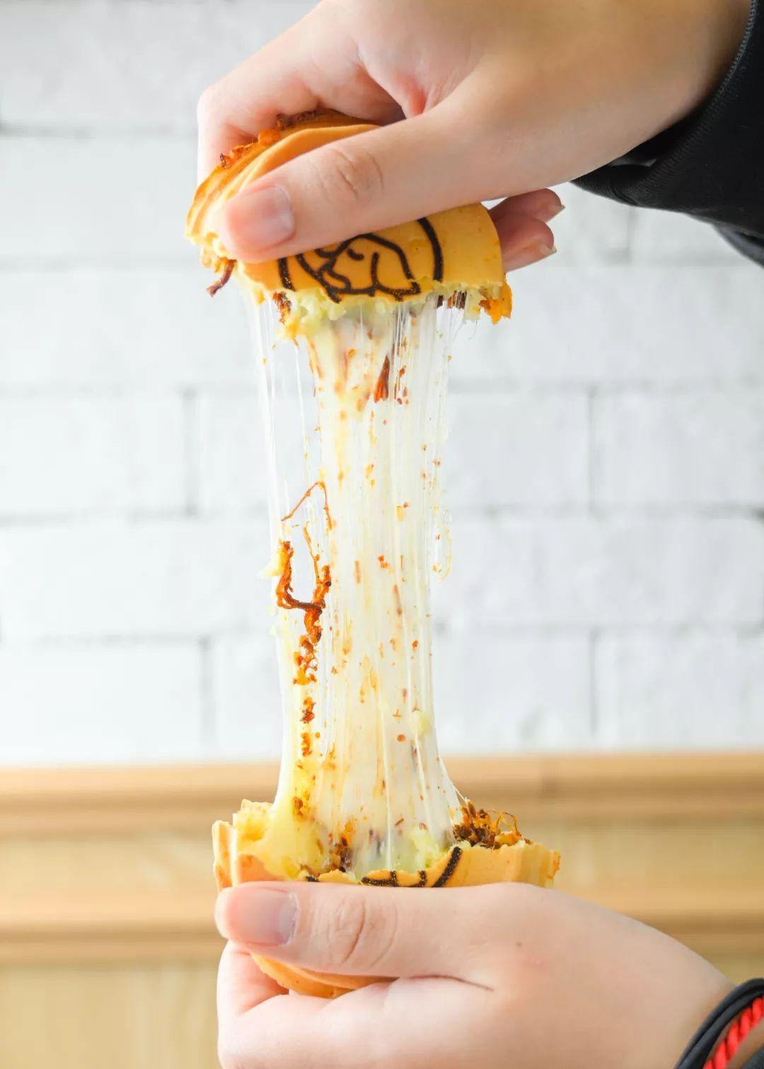 火了50年!台湾来の车轮饼,自带“拉丝”特效