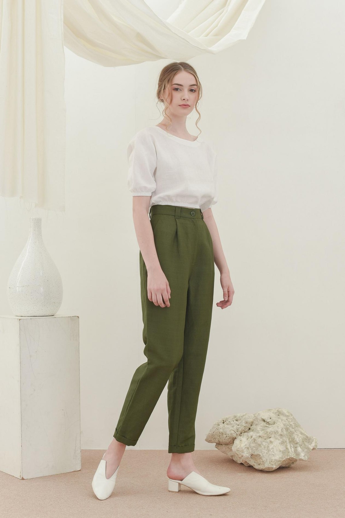 军绿色和藏蓝色裤子哪个好看,军绿色裤子和黑色裤子哪个好看