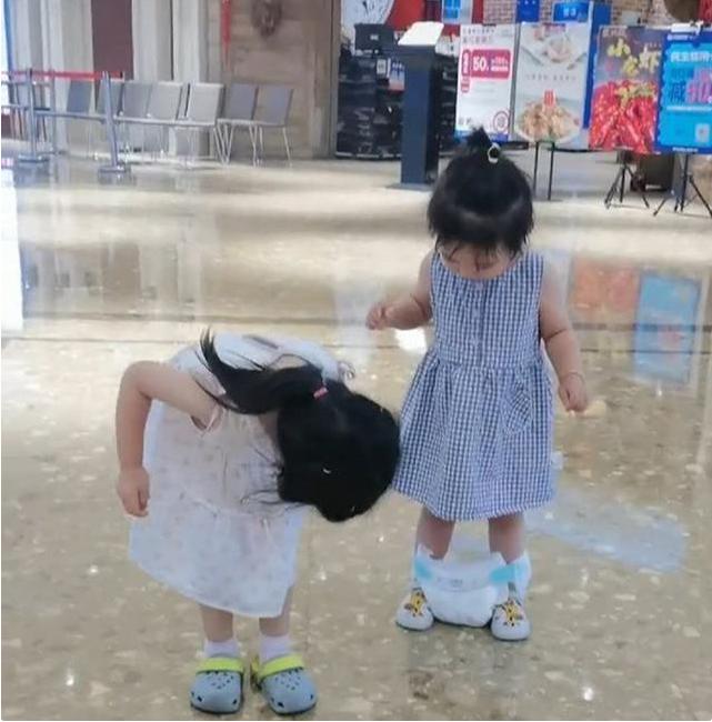 姐妹一起逛商场一起玩,姐妹一起逛商场