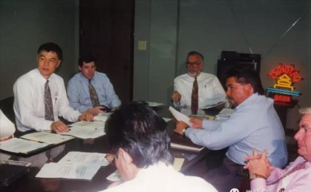 中国国家队教练给美国大学篮球队包脚赚钱,后来成为篮球解说教父