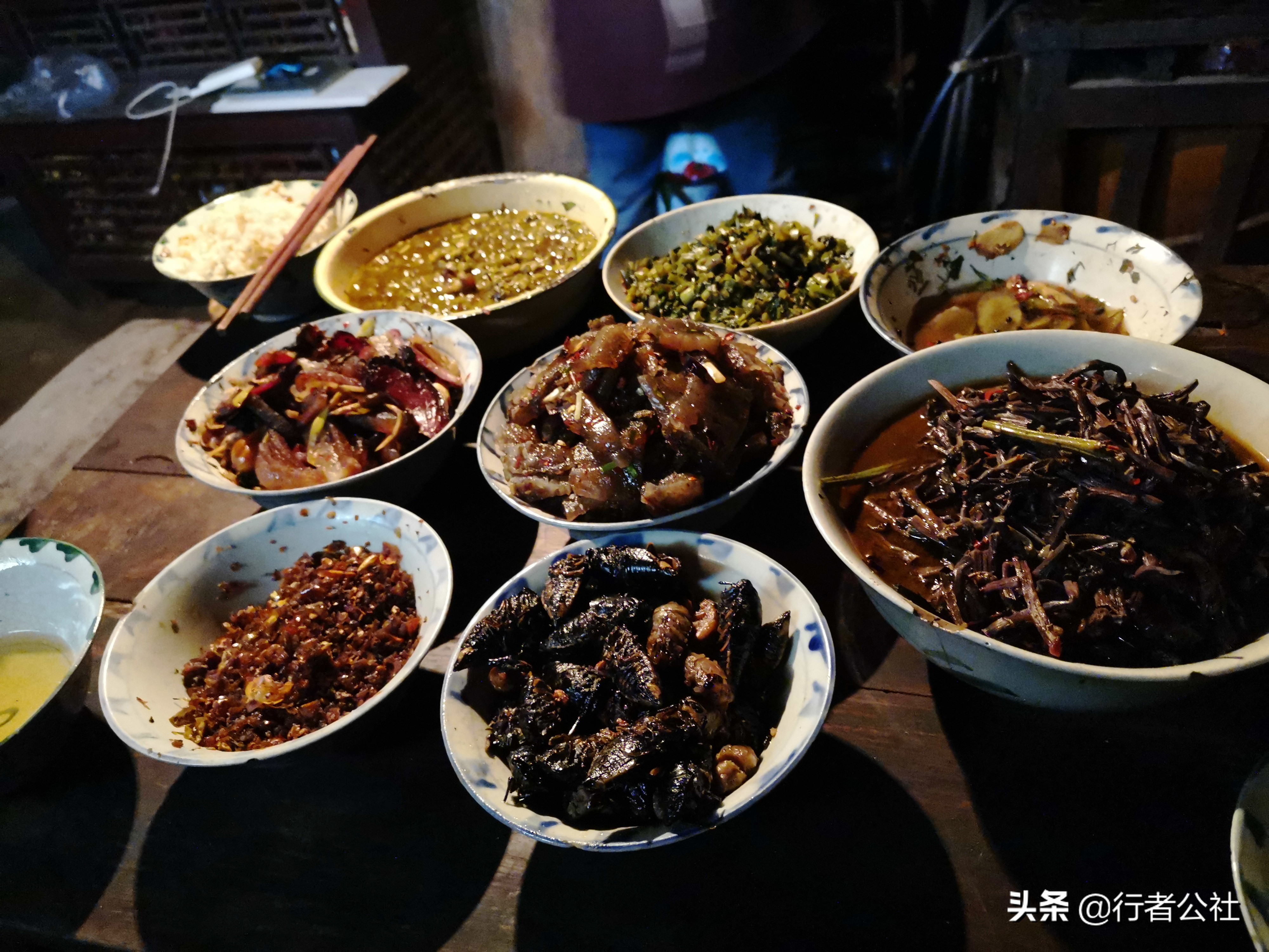 雨后青山云雾缭绕温度宜人,雨后青山云雾缭绕