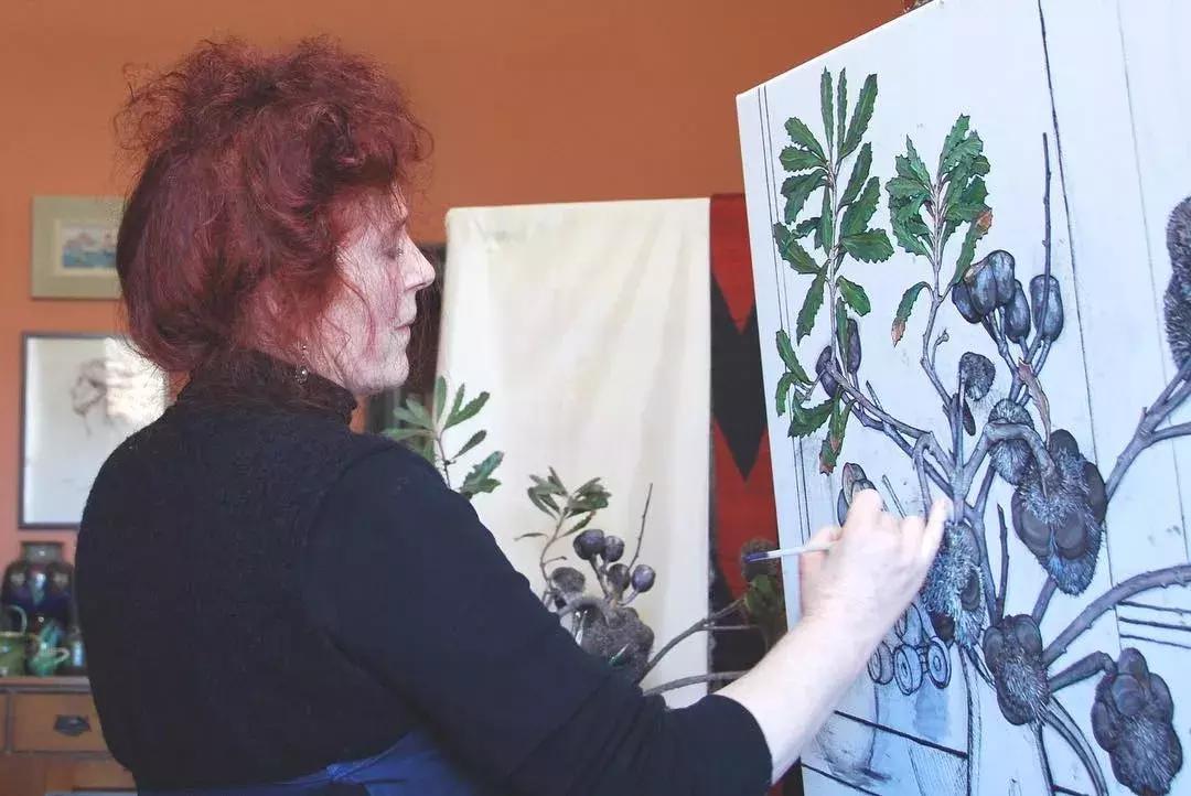 她72岁，画了50多年的画，花儿在她笔下都有了个性