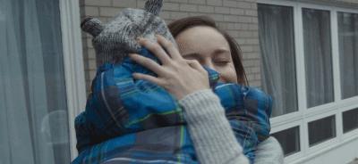 孩子过度依恋布娃娃,小孩子摸妈妈耳朵怎么回事