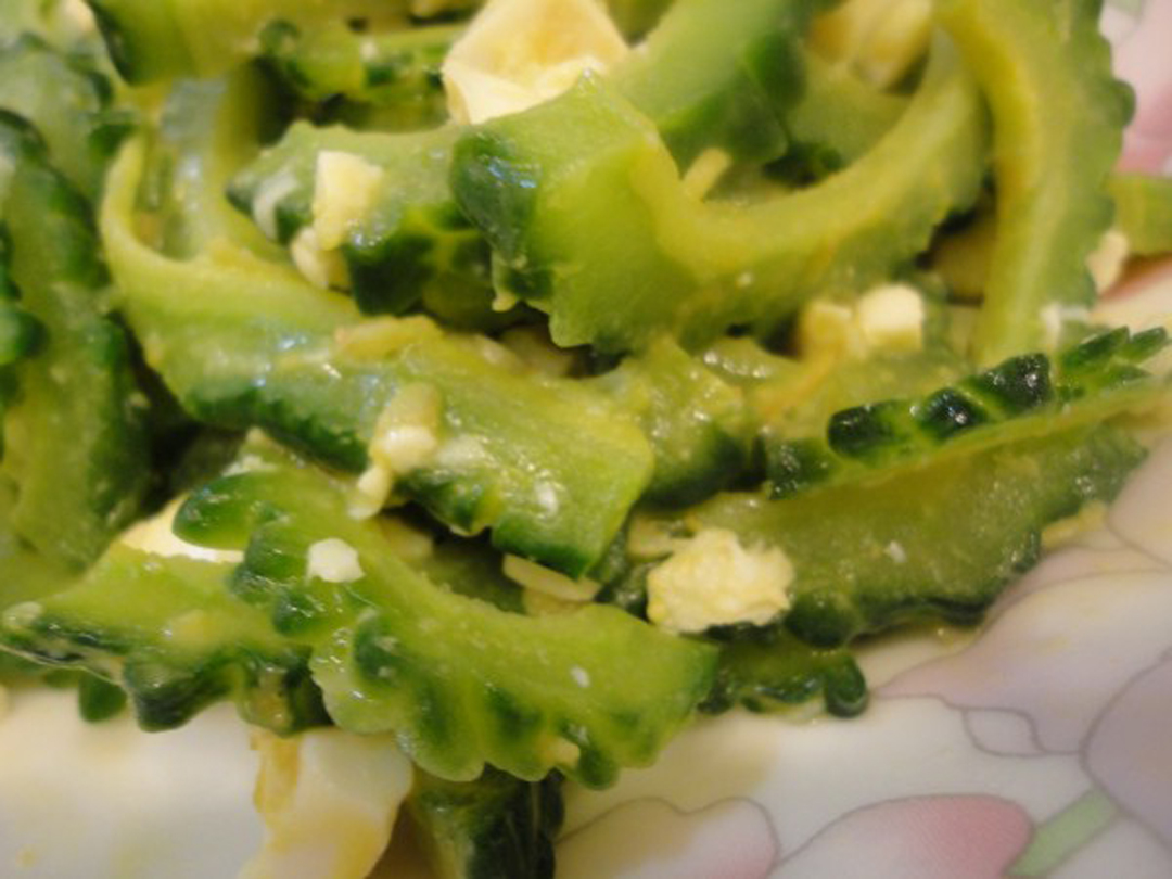 咸蛋煎苦瓜的做法窍门是什么,炒苦瓜味道不大怎么办