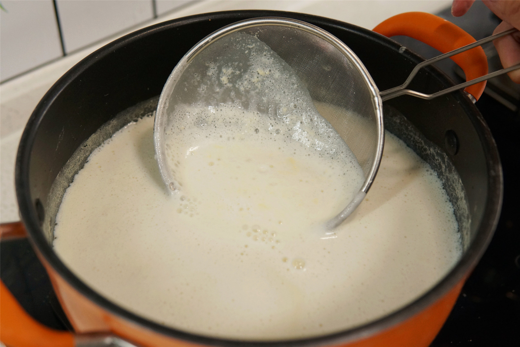 卤水点豆腐根据什么原理,为什么卤水点豆腐点出来是浑的