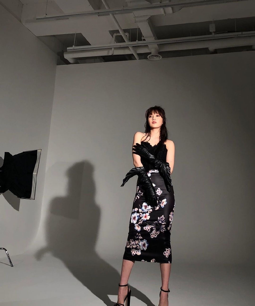 朴秀荣碎花裙,朴秀荣穿黑色连衣裙