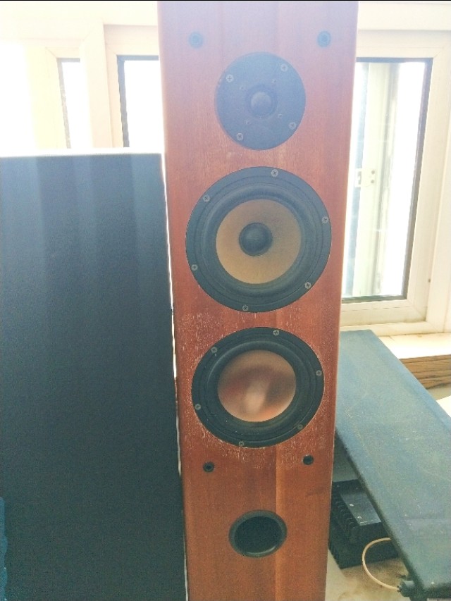 音响发烧重听感还是看频响曲线？