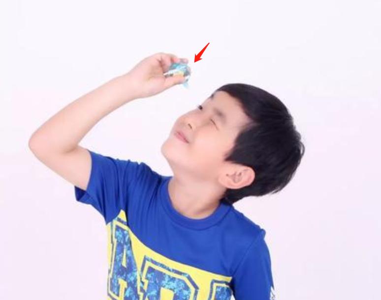 儿童使用502胶把自己眼睛粘住了,一滴502胶水进入眼睛会怎样