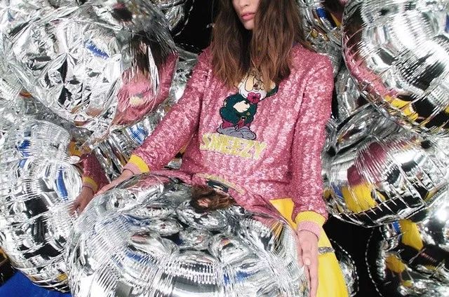 装嫩式穿搭方式,依然减龄穿搭