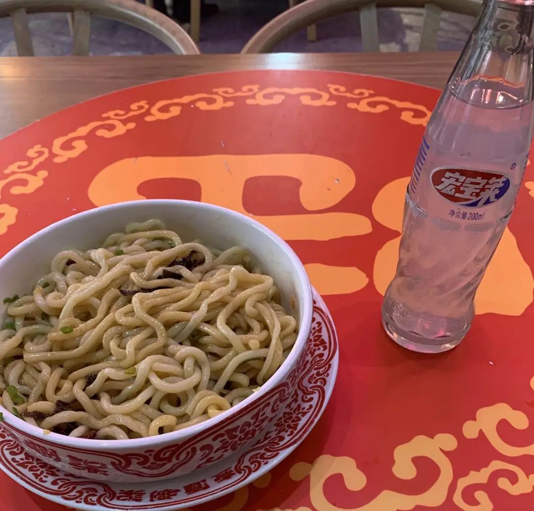 宏宝莱荔枝味和凤梨味哪个好喝,荔枝宏宝莱