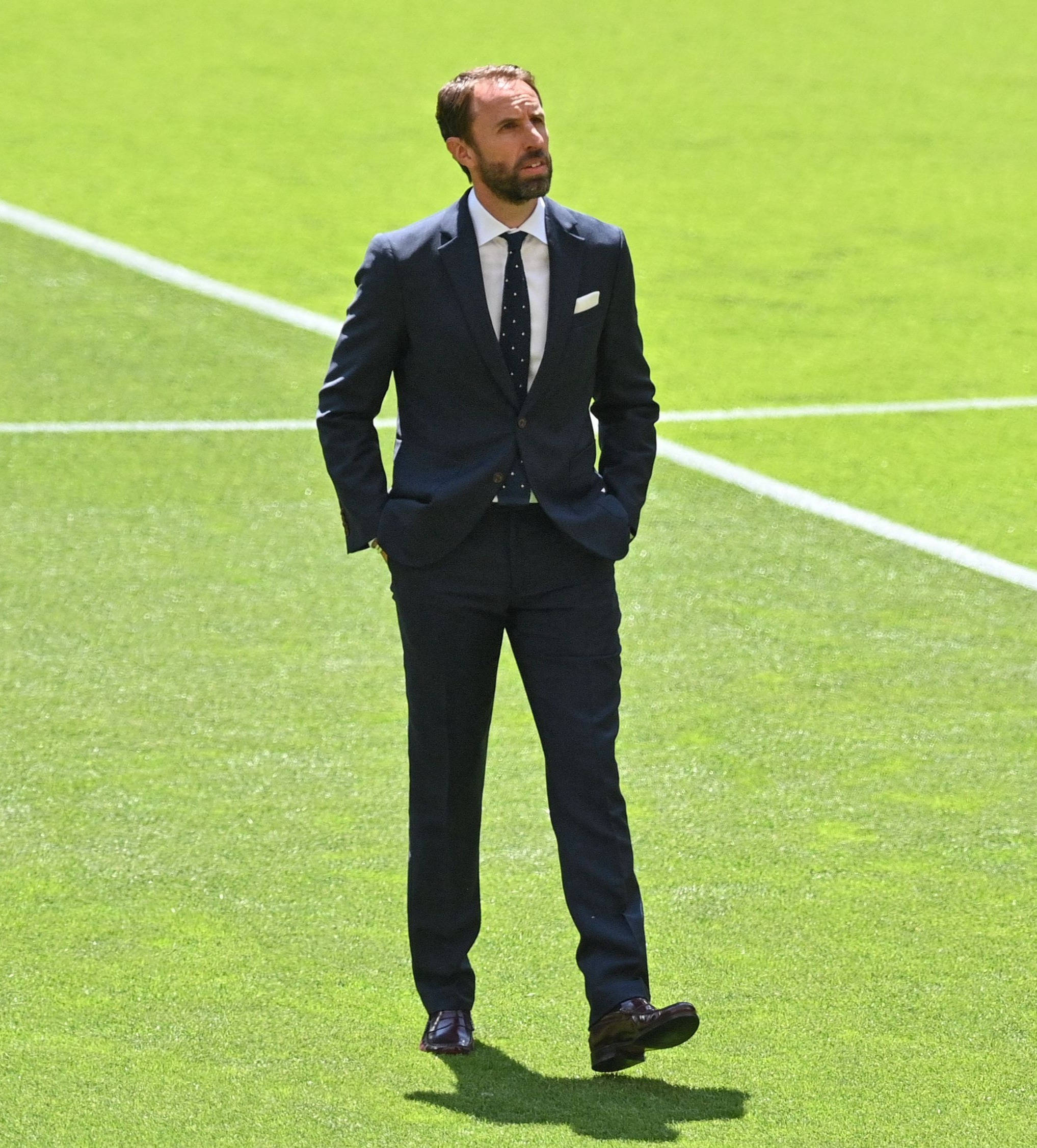 大饱眼福！欧洲杯名帅衣品赏析：索思盖特弃马甲曼奇尼秀阿玛尼