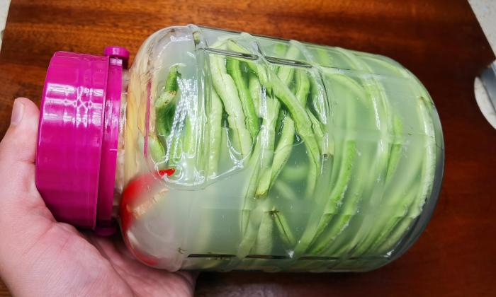酸豆角怎么腌好吃还能放的时间长,酸豆角能直接用醋腌吗