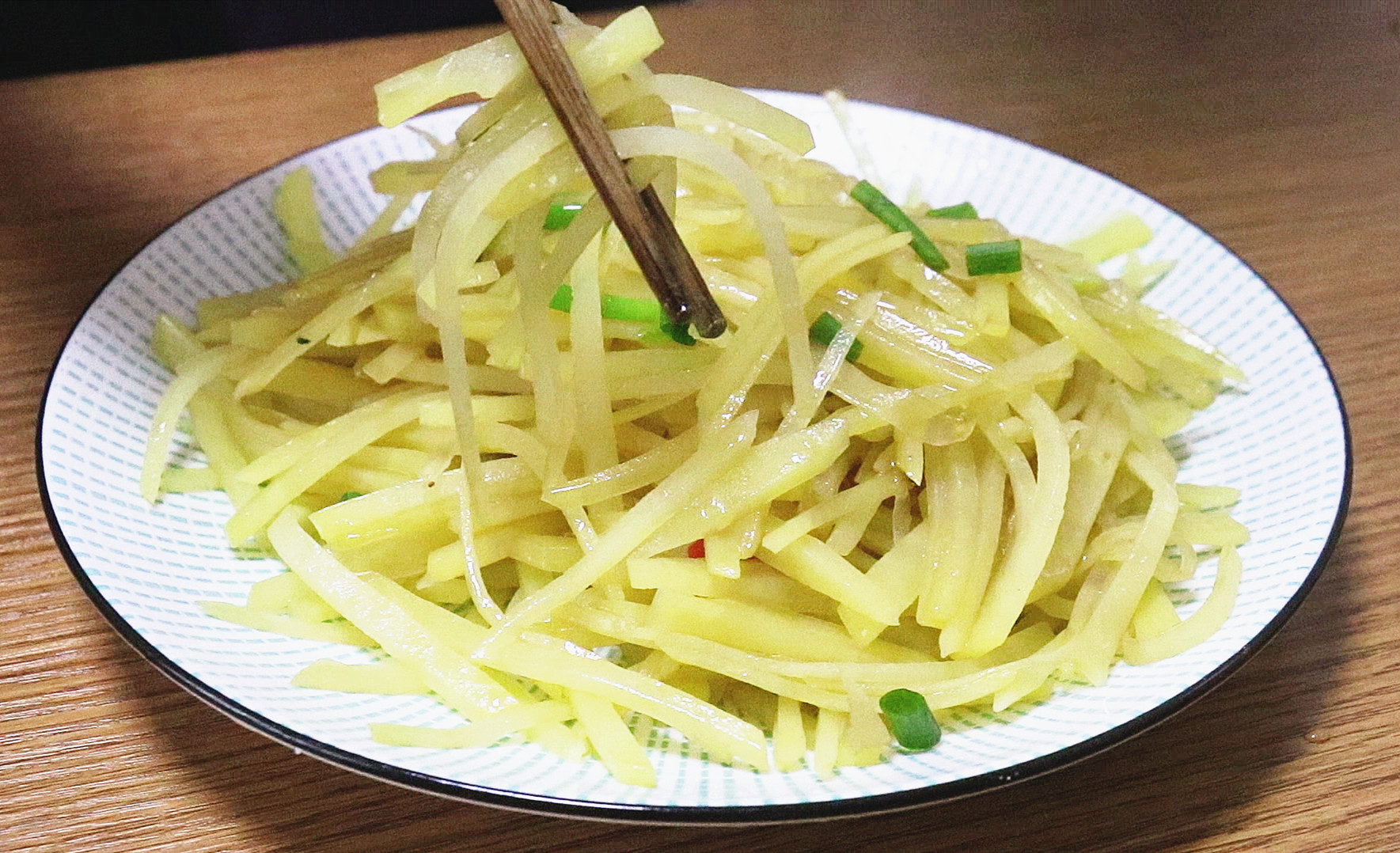 炒土豆丝不粘锅的方法,炒酸辣土豆丝放酱油就粘锅