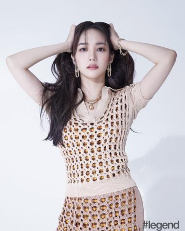 朴敏英高级感衣服,朴敏英一身红色连衣裙出席