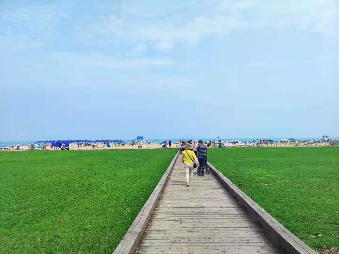 青岛金沙滩——亚洲第一滩，夏天人气火爆，美女扎堆，超级震撼