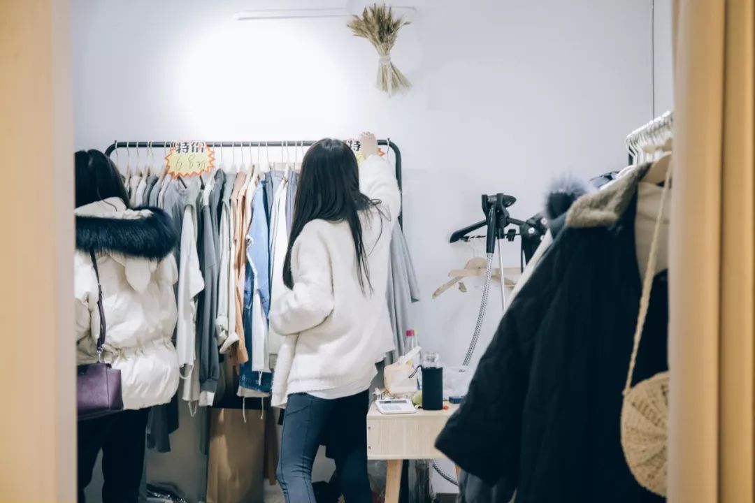 鍗楀潽鍦颁笅璐墿澶╁爞,鍦颁笅鍟嗗満閲嶅簡琚仐蹇樼殑璐墿澶╁爞