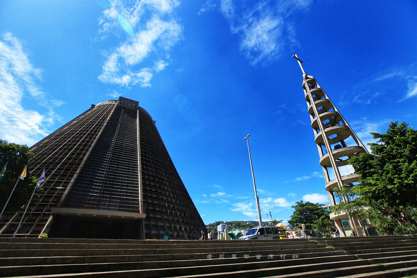 娱乐至死的里约不止狂欢节，怪教堂250彩梯比基尼足球，亮眼