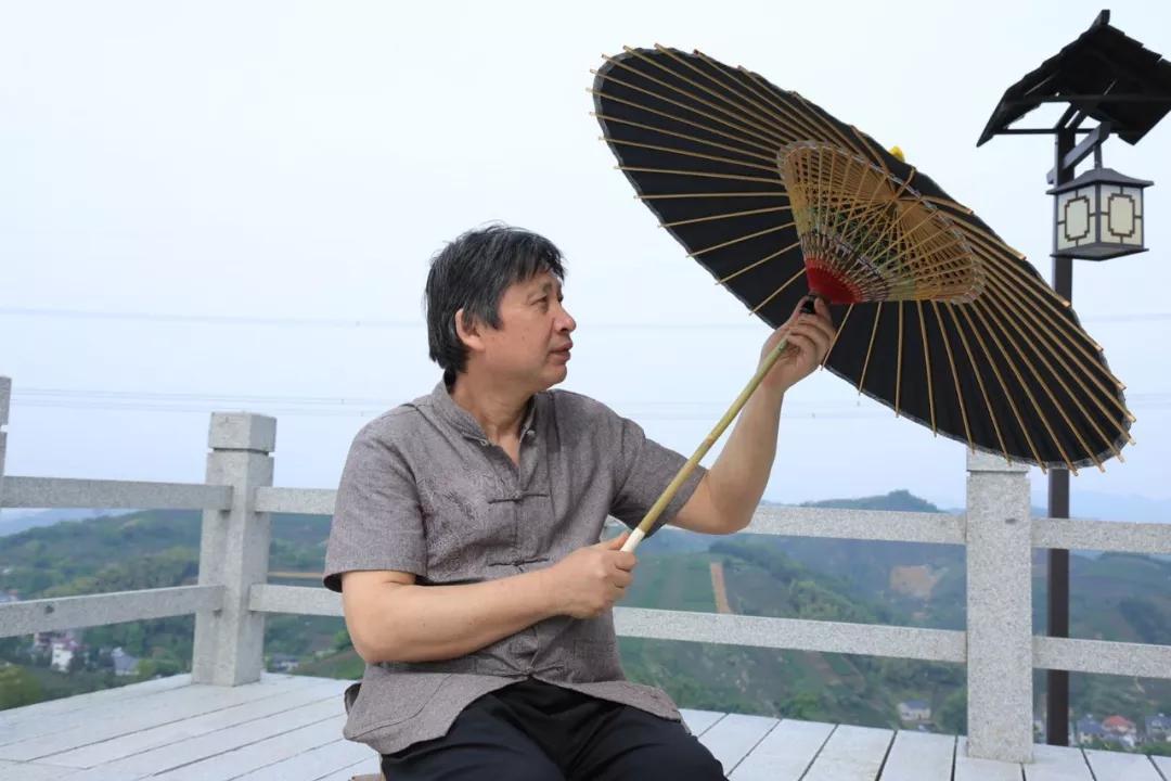 拒绝央视、韩国的油纸伞大师,用抖音半年,从无人问津到月入十万