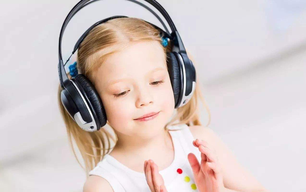 一遇到困难就哭的孩子如何引导,2岁宝宝自己剥蛋壳