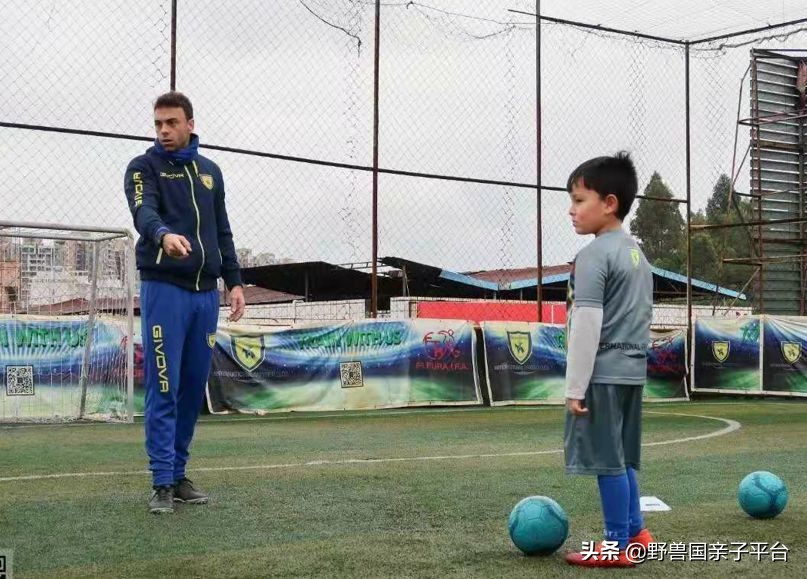把最纯正意大利足球带来东莞，这个爸爸说足球应该这样学
