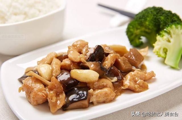 如何做出更美味的土豆香菇鸡,土豆香菇炖鸡不需要炒