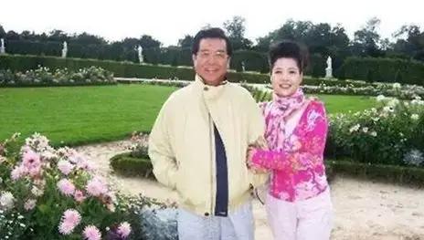 1990年，24岁梦鸽嫁给51岁李双江，如今他们幸福吗？